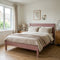 Soft Lavender – Möbelfarbe an einem Bett – Paint of Walinoon