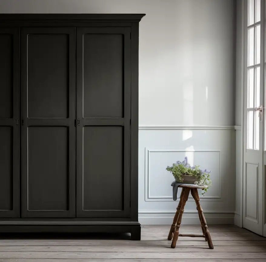 Urban Black - Painting the Past